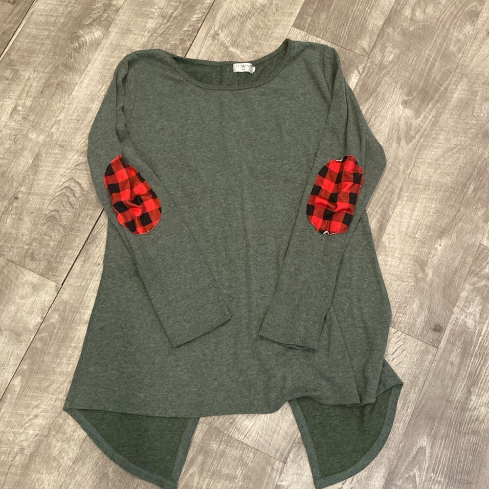 Hount long sleeve green shirt with cute elbow patches and button detail on back